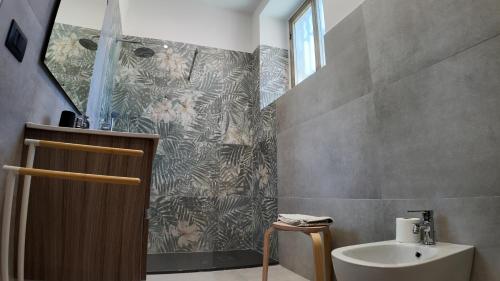 un bagno con doccia e lavandino di Casa Manu NUOVO appartamento in CENTRO STORICO a Benevento