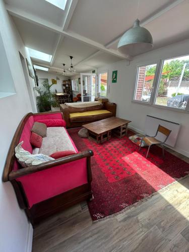 un salon avec un canapé et une table dans l'établissement Longère pornicaise avec piscine chauffée, à Pornic