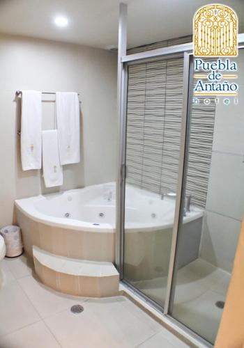 Ένα μπάνιο στο Hotel Puebla de Antaño