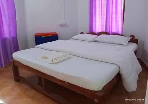 Postel nebo postele na pokoji v ubytování DTPC Cottage Ilaveezhapoonchira