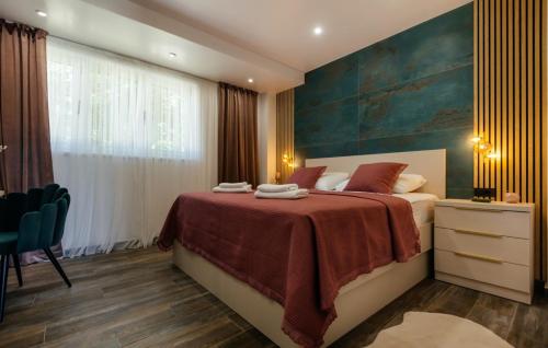 ein Schlafzimmer mit einem Bett und einem großen Fenster in der Unterkunft Villa G Imotski-Makarska by Villas Guide in Imotski