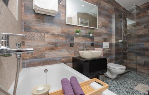 Bilik mandi di Villa 3QB - Split by Villas Guide