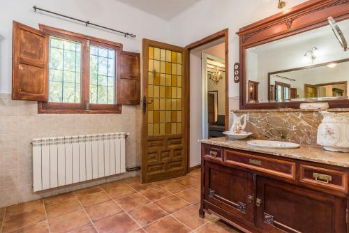 une salle de bain avec un lavabo et un miroir dans l'établissement La Casa del Marqués, à Horcajo de Santiago