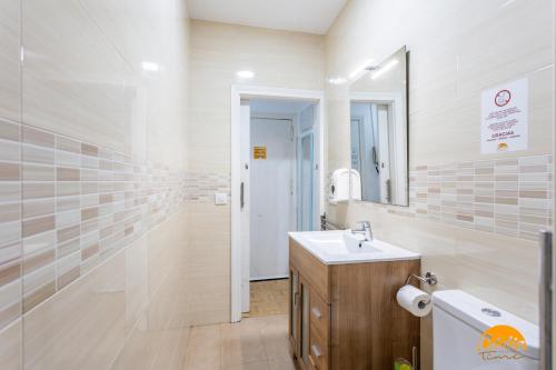 a bathroom with a sink and a mirror at Garcia Rooms by Cadiz Time in Cádiz