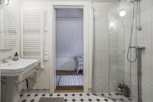 a bathroom with a shower and a sink and a shower at Charming Forest Retreat, 15 Min from Mariefred in Nykvarn