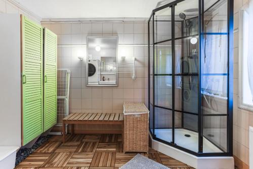 a room with a bench and a shower at Charming Forest Retreat, 15 Min from Mariefred in Nykvarn
