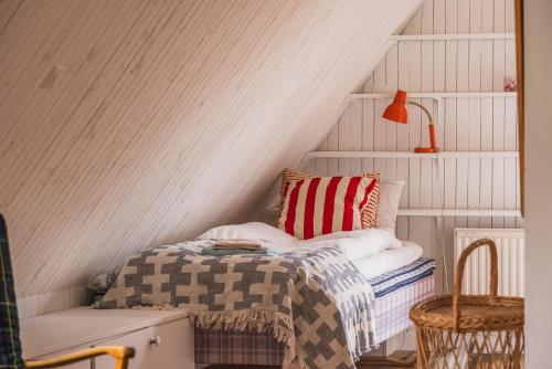 a room with a bed in a attic at Charming Forest Retreat, 15 Min from Mariefred in Nykvarn