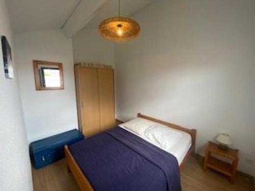 - une petite chambre avec un lit et une lampe dans l'établissement Maison T3 à 400m de la plage avec terrasse et parking privé, Port-la-Nouvelle - FR-1-229C-92, à Port-la-Nouvelle