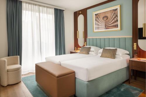 Un pat sau paturi într-o cameră la Teatro Luxury Apartments Firenze - Starhotels Collezione