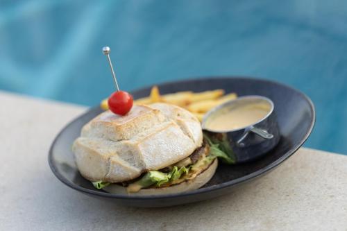 Makanan di atau berdekatan hotel