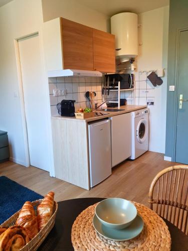 a kitchen with a table with a bowl on it at Proche métro B et Hopital Lyon sud in Pierre-Bénite