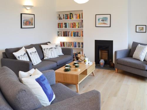 Una sala de estar con dos sofás y una mesa de café. en Lyndale, en Penzance