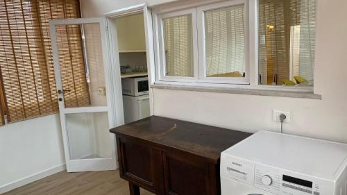 Il comprend une cuisine équipée d'un lave-linge et d'un sèche-linge. dans l'établissement La Casa di Didi, à Porto Azzurro