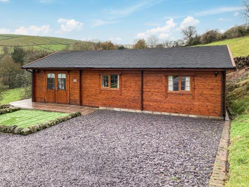a small wooden cabin in the middle of a field at Crown Hill Lodge in Cononley