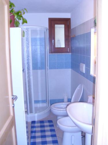 une salle de bains avec douche, toilettes et lavabo dans l'établissement Castelsardo Romantica, à Castelsardo