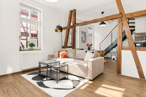 ein Wohnzimmer mit Couch und Tisch in der Unterkunft LIGHTHOUSE - Perfekt für Gruppen - 2 Whg - Zentral - PS5 & Switch in Rotenburg an der Fulda