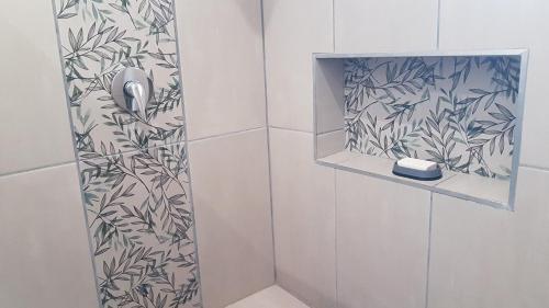 eine Dusche in einem Badezimmer mit Duschvorhang in der Unterkunft Montagu Meander is a cozy flat for work and play with Wi-Fi and secure parking in Montagu