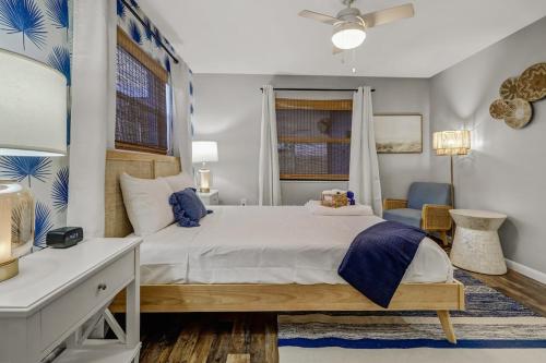 3BR Home with Private Pool in Central Fort Myersにあるベッド