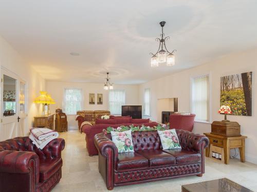 un soggiorno con 2 divani e un divano di Yokefleet Cottage a Sandholme