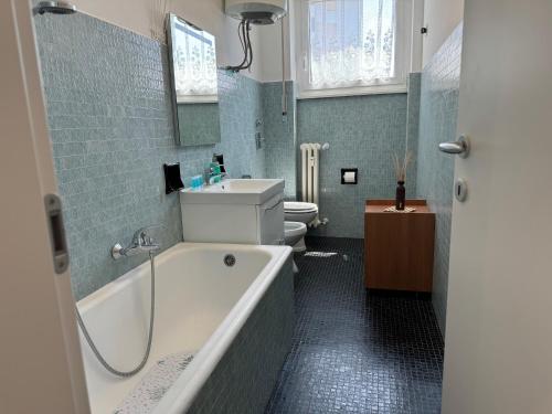 a bathroom with a tub and a sink and a toilet at Casa Lina Nolo - M2 - San Raffaele in Milan