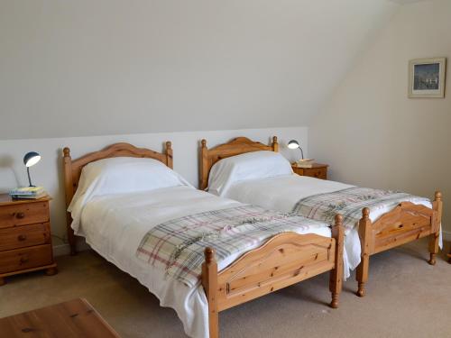 two beds sitting next to each other in a bedroom at Prospecthill House in Whitehouse