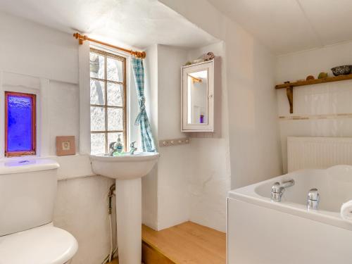 a bathroom with a sink and a toilet and a tub at Jalna in Stratton