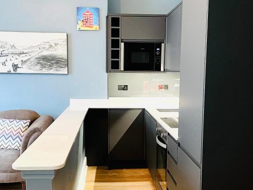 cocina con encimera blanca en una habitación en Belle Vue Cabin, en Whitby