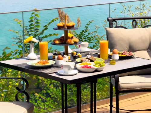 einen Frühstückstisch mit Essen auf dem Balkon in der Unterkunft Hotel Antea - By The Sea in Sozopol