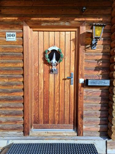 una porta di una baita con una corona sopra di Ferienhaus Blommen In Falkertsee a Falkertsee