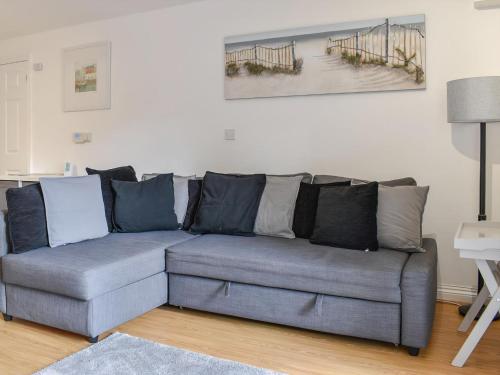 ein graues Sofa im Wohnzimmer in der Unterkunft Bunker - Uk11039 in Carlyon Bay