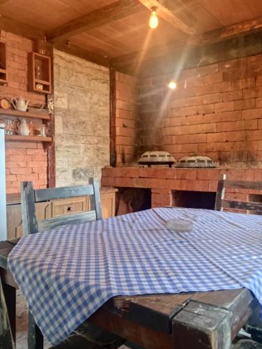 una cocina con una mesa con un mantel azul y blanco a cuadros en Apartman Teodora, en Risan