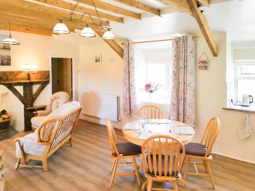 a dining room with a table and chairs at Bryn Eithin - Cottage in Moel-tryfan