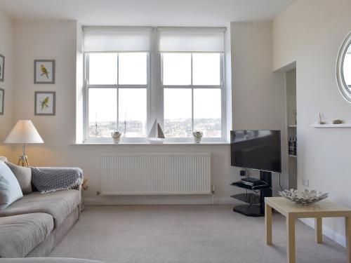 ウィットビーにあるFlowergate Houseのソファとテレビのあるリビングルーム