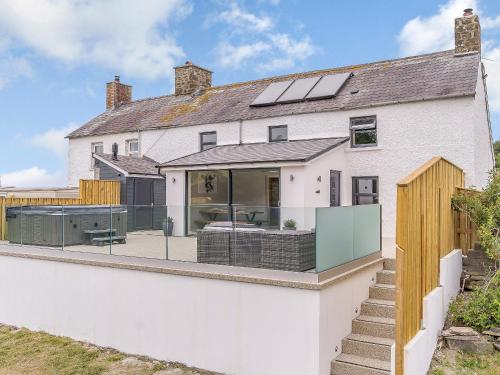 ein Haus mit einem nebenstehenden Solarium in der Unterkunft Cwmporthman Farm Cottage-Uk34701 in Blaenporth