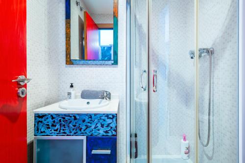 un bagno con lavandino e doccia di Neptuno a El Borseral