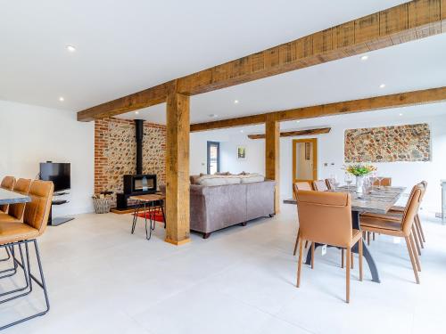 a living room with a table and a couch at Kestrel Barn-Uk31353 in Swaffham