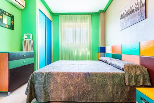 una camera con letto e pareti colorate di Neptuno a El Borseral