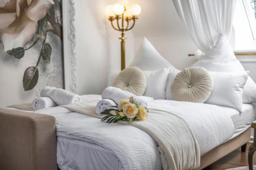 a bedroom with a white bed with flowers on it at Exklusive Wohnung - Zentral, Parkplatz, WLAN, Arbeitsplatz und Weihnachtsmarkt in Hattingen