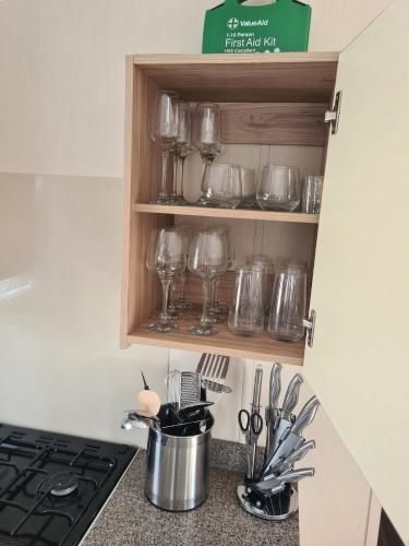 Una cocina o cocineta en The Seaflower - With Lake Views