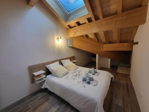 - une chambre avec un lit dans une pièce mansardée dans l'établissement Appartement à Montgenèvre avec Parking et WiFi - FR-1-266-248, à Montgenèvre