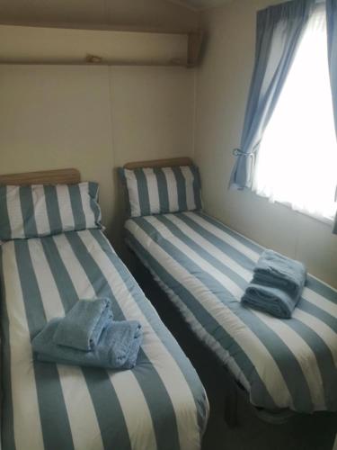 Una cama o camas en una habitación de The Seaflower - With Lake Views