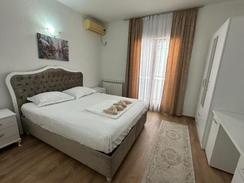 Rúm í herbergi á Rooms Ajllin