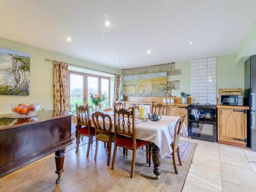 a kitchen and dining room with a table and chairs at Seaton Court - Uk31955 in Staithes