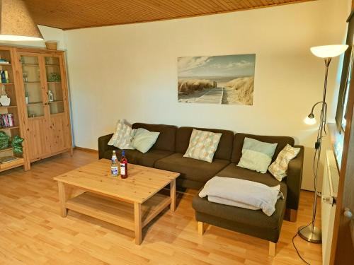 un soggiorno con un divano e un tavolo di Ferienhaus Monika a Kittlitz