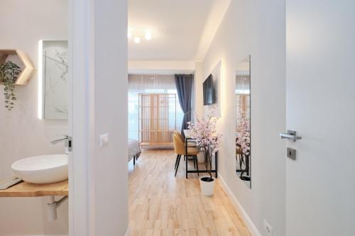 Colosseum at 18 Min by Metro Bright and Cozy Room - Free Parking Pool Access - AC and WiFi