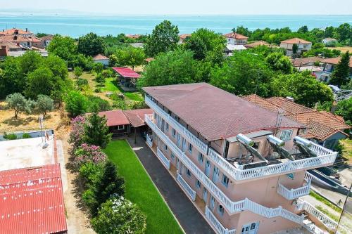 an overhead view of a large house with a roof at Makrygialos-Atlantis in Makrýgialos