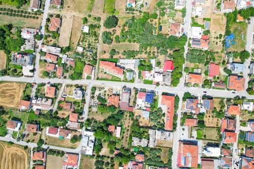 an overhead view of a city with houses at Makrygialos-Atlantis in Makrýgialos