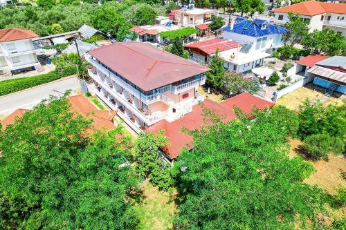 an overhead view of a house in a city at Makrygialos-Atlantis in Makrýgialos