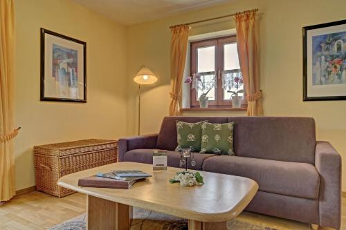 un salon avec un canapé et une table dans l'établissement Wohnung Lusen, à Spiegelau