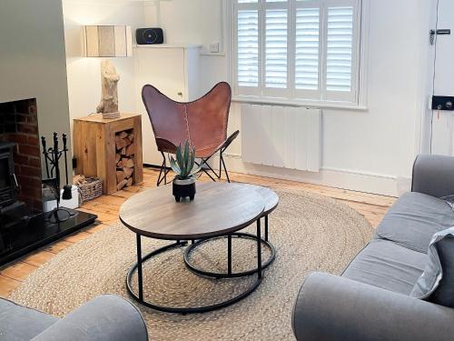 un soggiorno con un divano e un tavolino da caffè di Daisy Cottage a Sea Palling